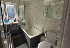 Duschwanne, Komfortbadewanne, Haartrockner, Handtücher