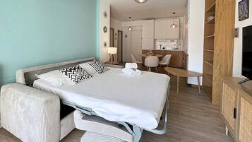 Iron/ironing board, bed sheets