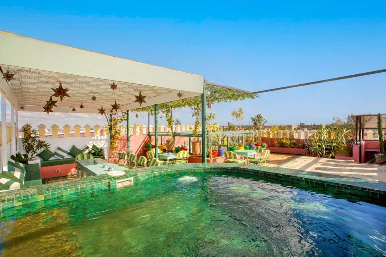 Un espace piscine doté d’un coin salon abrité, de mobilier d’extérieur et offrant une vue sur un ciel dégagé.