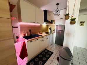 A modern kitchen with a stainless steel refrigerator, a sink with a black mat, and a wooden countertop. - Apartment for 4 guests in Argelès-sur-Mer (Argelès-sur-Mer)