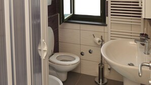 Haartrockner, Bidet, Handtücher, Toilettenpapier