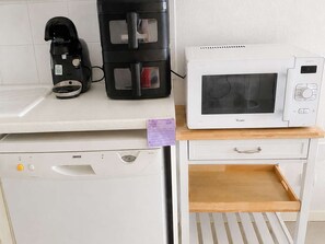 A kitchen with a coffee maker, a microwave, and a dishwasher. - Cozy apartment in city center - 6 guests (Saint-Lary-Soulan)