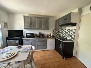 A compact kitchen with grey cabinets, a microwave, a coffee maker, and a dishwasher. - Studio cabin near beach - 4 guests (Saint-Aygulf)