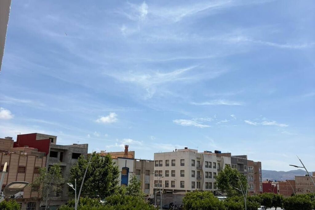 Un edificio de varios pisos con techo plano y cielo despejado.