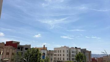 Un edificio de varios pisos con techo plano y cielo despejado.