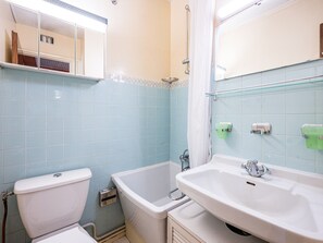 Ein Badezimmer mit Toilette, Badewanne und Waschbecken.
