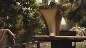 An outdoor seating area with a table, chairs, and a cup. - Point NEMO Digital Detox - Maga Capsule with Sauna (Mirsk)