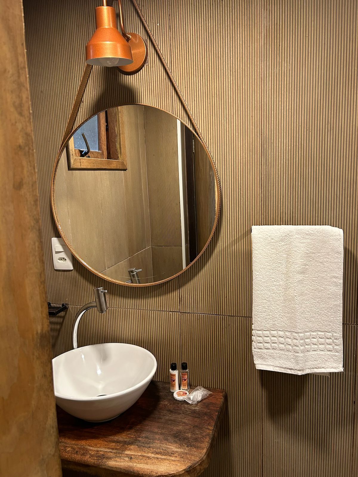 Standard Twin Room | Bathroom | Towels, soap, shampoo, toilet paper