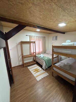 A small, cozy room with a bunk bed, a single bed, a wooden ceiling, and a window with curtains. - Recanto das Jaqueiras (Angra dos Reis)