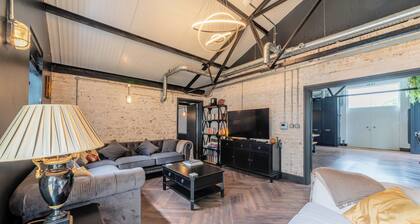 Luxury Countryside retreat with air-conditioning & wood fired hot tub
