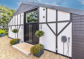 Unclassified image, 3 of 66, button - Luxury Countryside retreat with air-conditioning & wood fired hot tub (Sittingbourne)