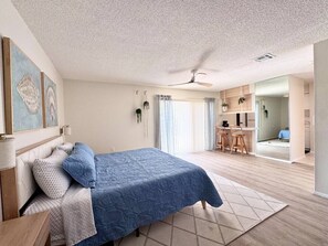 Une chambre à coucher avec un lit, un bureau et une chaise.