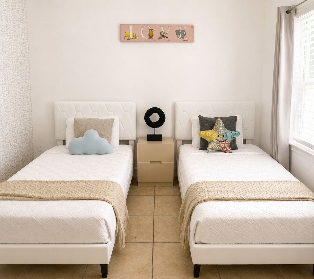 Een slaapkamer met twee bedden, een aan de muur hangend kunstwerk en een nachtkastje met een decoratief object.