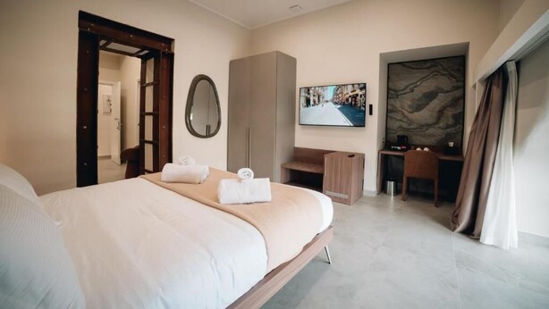 Deluxe Triple Room, City View | In-room safe, soundproofing, WiFi (free) - BnB Napoli Mobility (Naples)