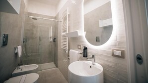 Deluxe Double Room, Balcony, City View | Bathroom - BnB Napoli Mobility (Naples)