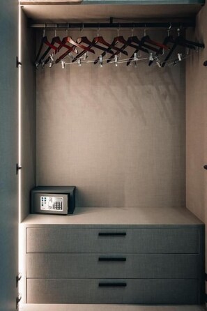 A wardrobe with multiple drawers and a hanging rod. - BnB Napoli Mobility (Naples)