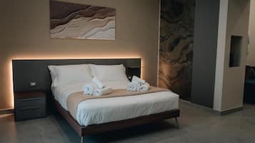 Una camera da letto moderna con un letto, un comodino e un'opera d'arte appesa al muro.