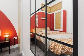 A room with a bed, a bedside table, a lamp, and a wall-mounted decoration. - Near Cavern Club 2-storey Westminster (Liverpool)