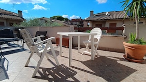 Outdoor dining - Vrbo Property (roma)