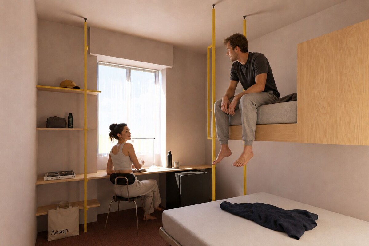 Een kleine kamer met een stapelbed, een bureau en een stoel.