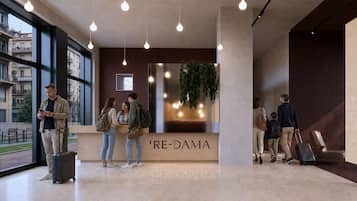 Zona de recepción de hotel con diseño moderno, mostrador de recepción y vistas al exterior.