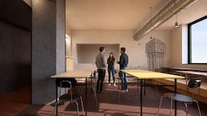 Een modern interieur met een hoge plafond, zichtbare leidingen en een groot raam.