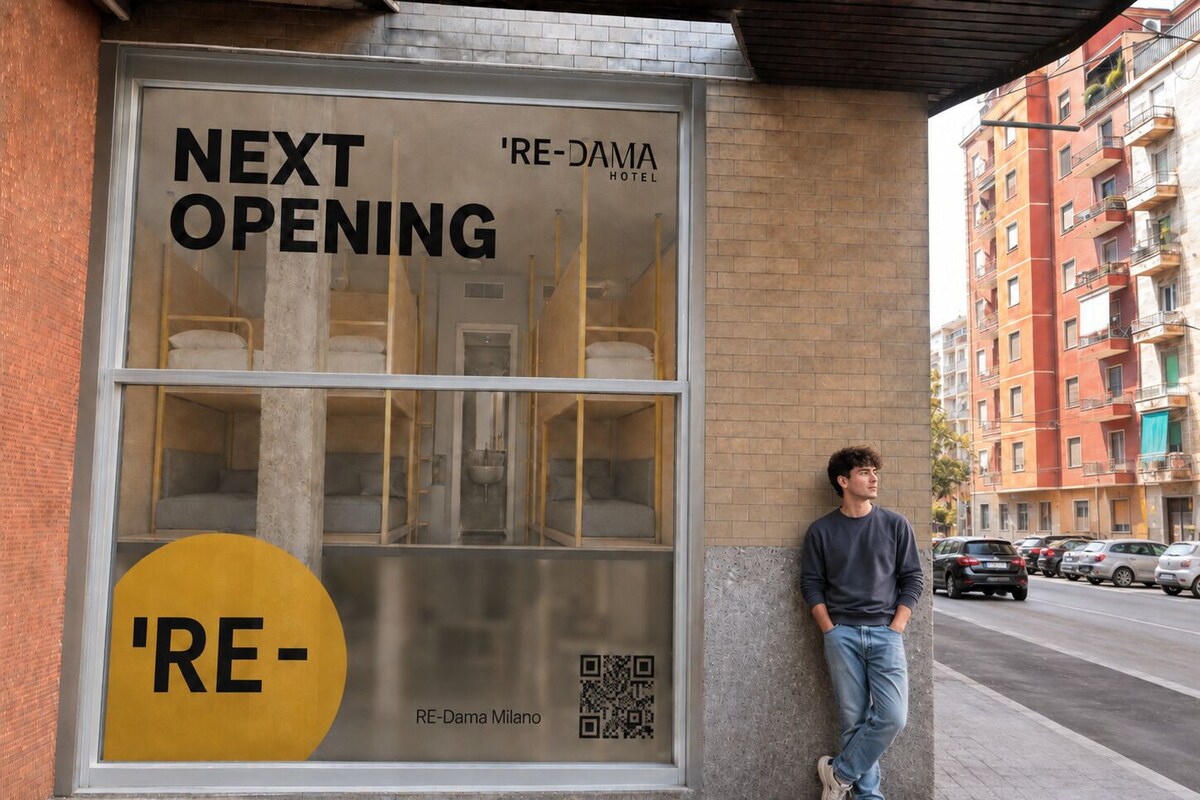 Hotelraam met een 'NEXT OPENING' bord, een QR-code en een gedeeltelijk zicht op de indeling van een kamer.