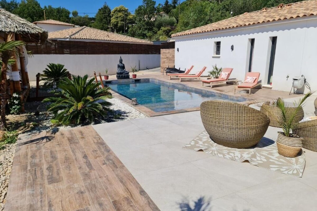 Suíte luxo, vista para a piscina | Piscina | 2 piscinas externas, barracas de cortesia, guarda-sóis