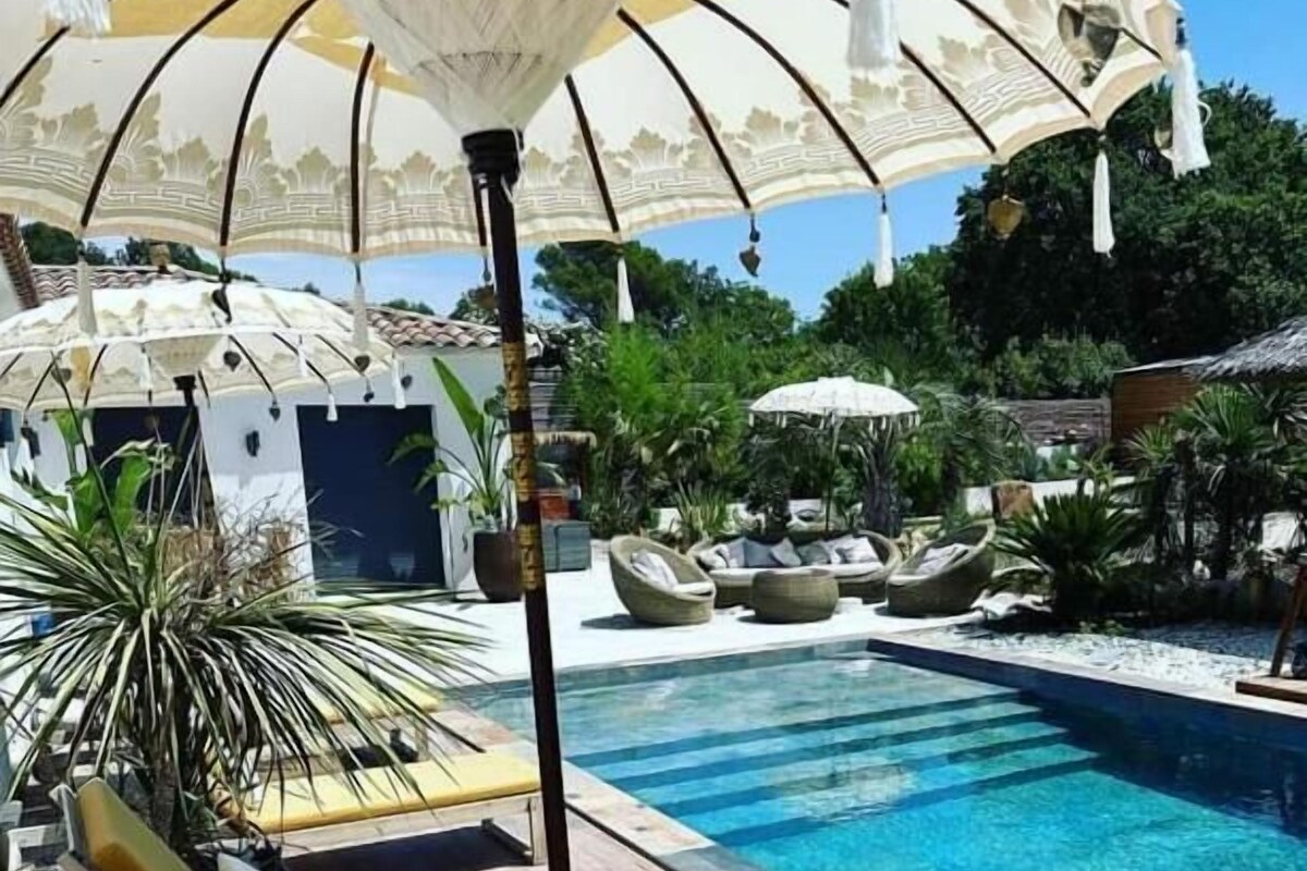 Chalé superluxo, banheira adaptada, vista para a piscina | Piscina | 2 piscinas externas, barracas de cortesia, guarda-sóis