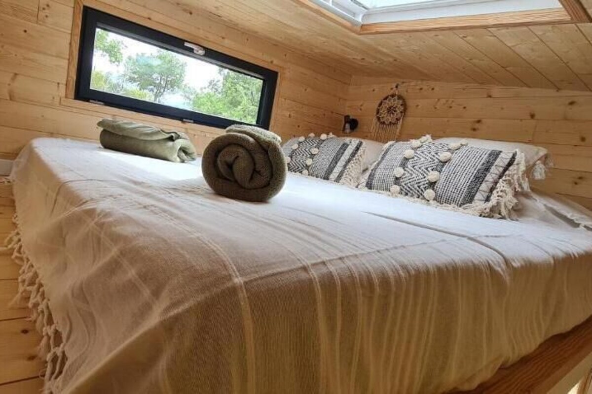Quarto casal luxo, banheira adaptada, vista para a piscina | Roupas de cama premium, cofres nos quartos