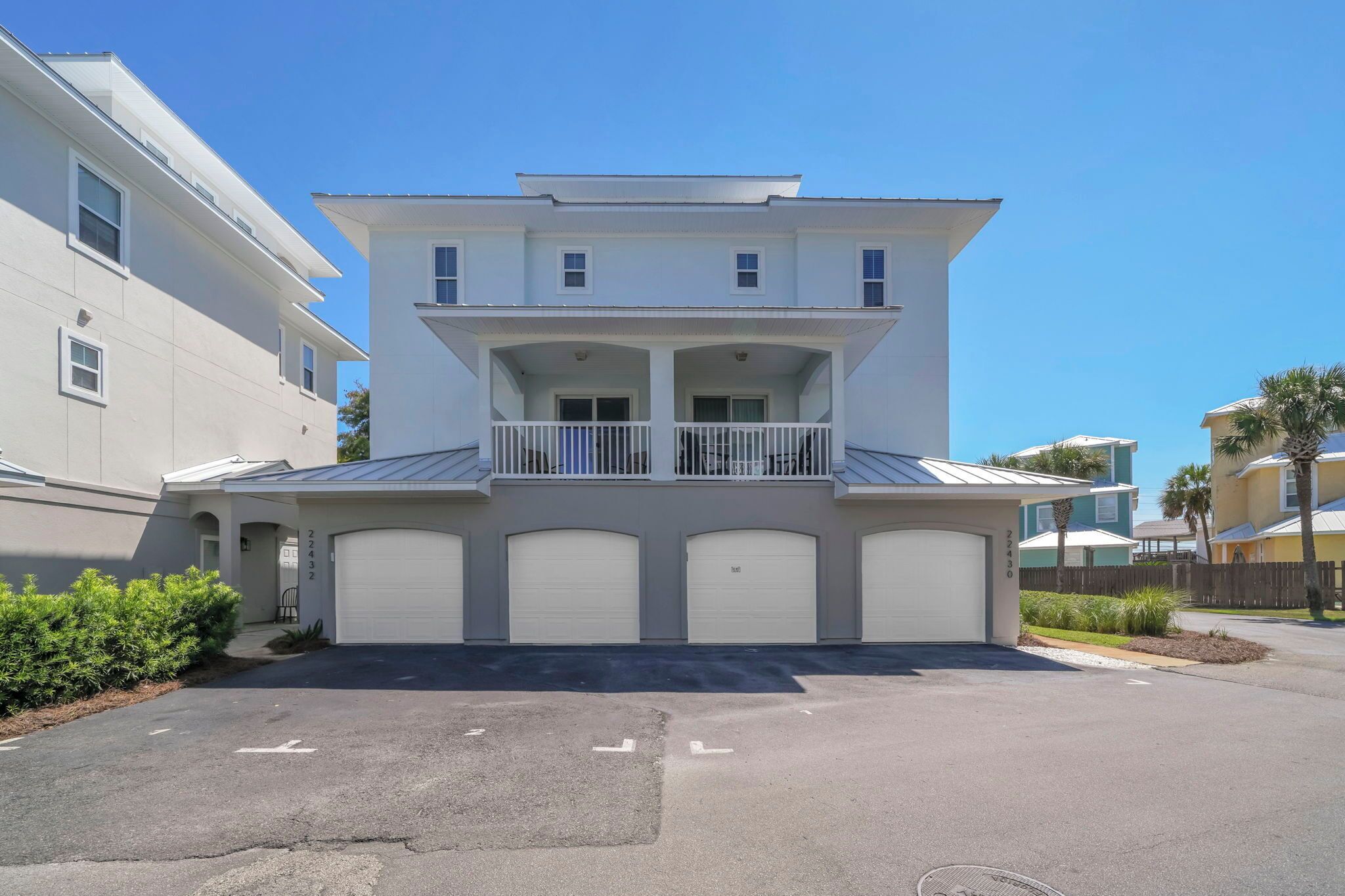 Ein zweistöckiges Wohnhaus mit Veranda und Garage.