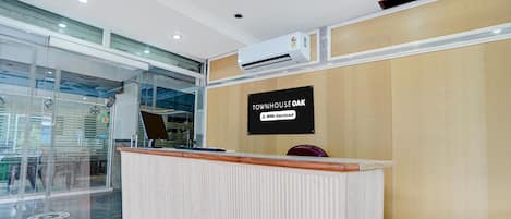 A reception desk with a sign that reads 'TOWNHOUSE OAK' and 'oyo-Serviced'.