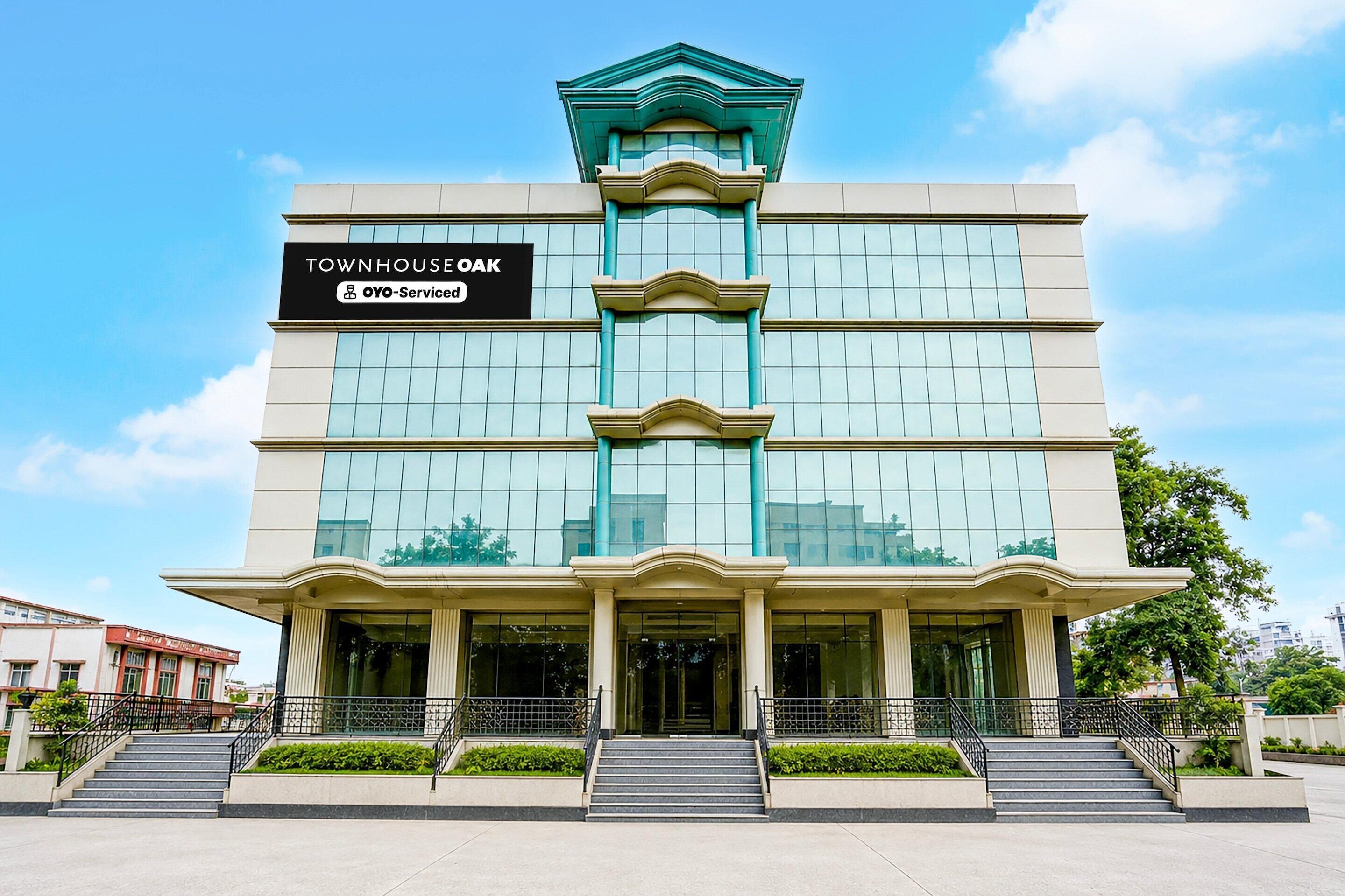 A multi-story building with a sign reading 'TOWNHOUSE OAK' and 'YO-Service.'