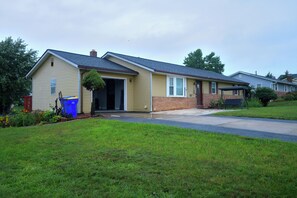 Unclassified image, 2 of 32, button - Serene 3-bedroom house with AC in charming Harrisburg (Harrisburg)