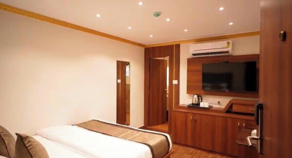Desk, laptop workspace, WiFi (free) - Basserra comfort stay (Panaji)