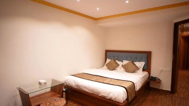 Desk, laptop workspace, WiFi (free) - Basserra comfort stay (Panaji)