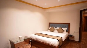 Desk, laptop workspace, free WiFi - Basserra comfort stay (Panaji)