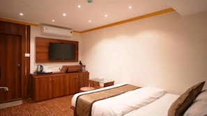 Desk, laptop workspace, free WiFi - Basserra comfort stay (Panaji)