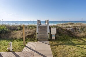 A wooden boardwalk leading to a beach with warning flags and a sign indicating beach currents. - 🏖️The Peachy Pelican~Gulf Views~Hot Tub~Private Beach Access Steps to Dining🏖️ (Destin)