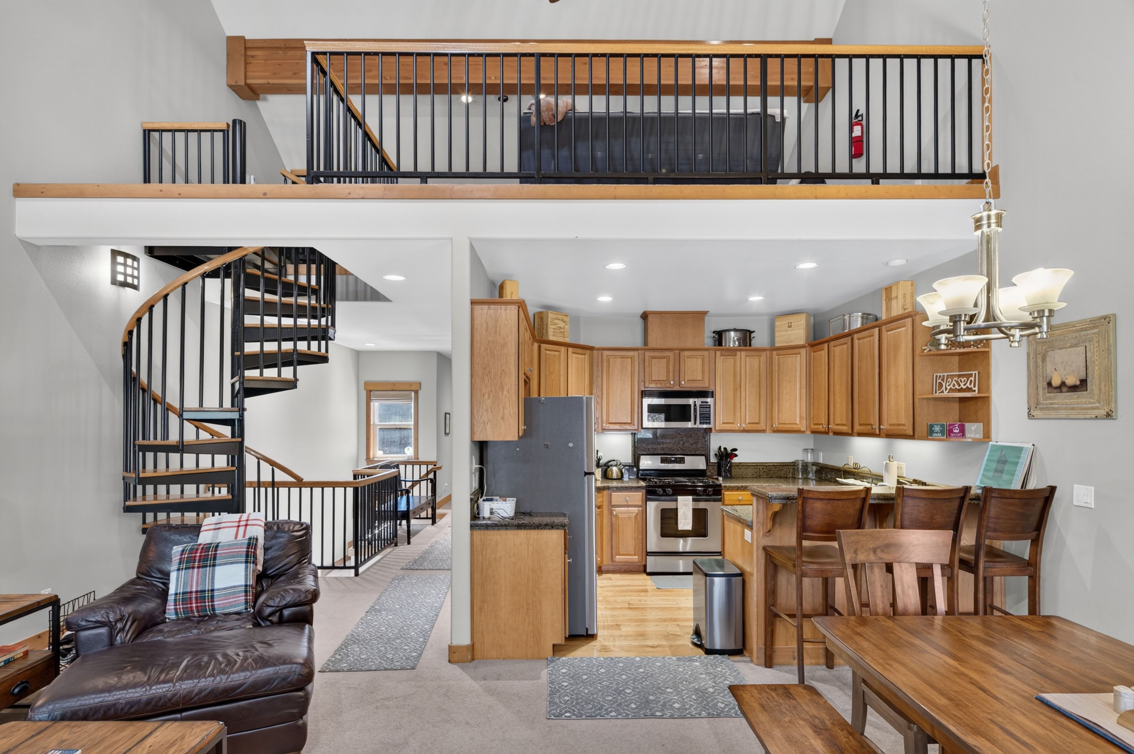 Ein großzügiges Loft mit Küche, Essbereich und Wohnzimmer mit Kamin.