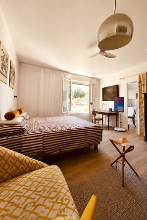 A hotel room with a bed, a desk, a chair, and a television. - SARLAT ON FOOT - PARKING SPACE - ELEVATOR - 160X200 BED - WIFI & NETFLIX (Sarlat-la-Canéda)
