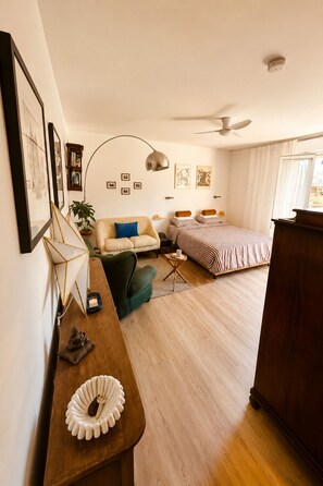 A bedroom with a bed, a desk, a chair, a ceiling fan, and a window. - SARLAT ON FOOT - PARKING SPACE - ELEVATOR - 160X200 BED - WIFI & NETFLIX (Sarlat-la-Canéda)