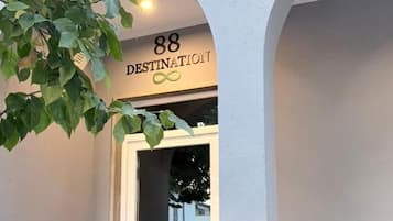 Een gevel met het nummer '88' en de tekst 'DESTINATION' erboven.
