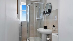 Shower, hair dryer, towels, shampoo - 1BR Selkirk Apt - Long Stays - Parking - Sleeps 4 (Scottish Borders)