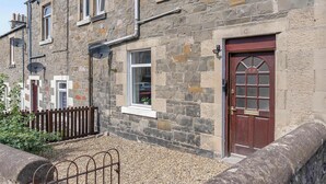 Exterior - 1BR Selkirk Apt - Long Stays - Parking - Sleeps 4 (Scottish Borders)
