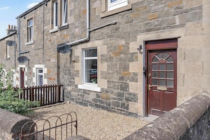 Exterior - 1BR Selkirk Apt - Long Stays - Parking - Sleeps 4 (Scottish Borders)