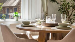 Dining - 1BR Selkirk Apt - Long Stays - Parking - Sleeps 4 (Scottish Borders)