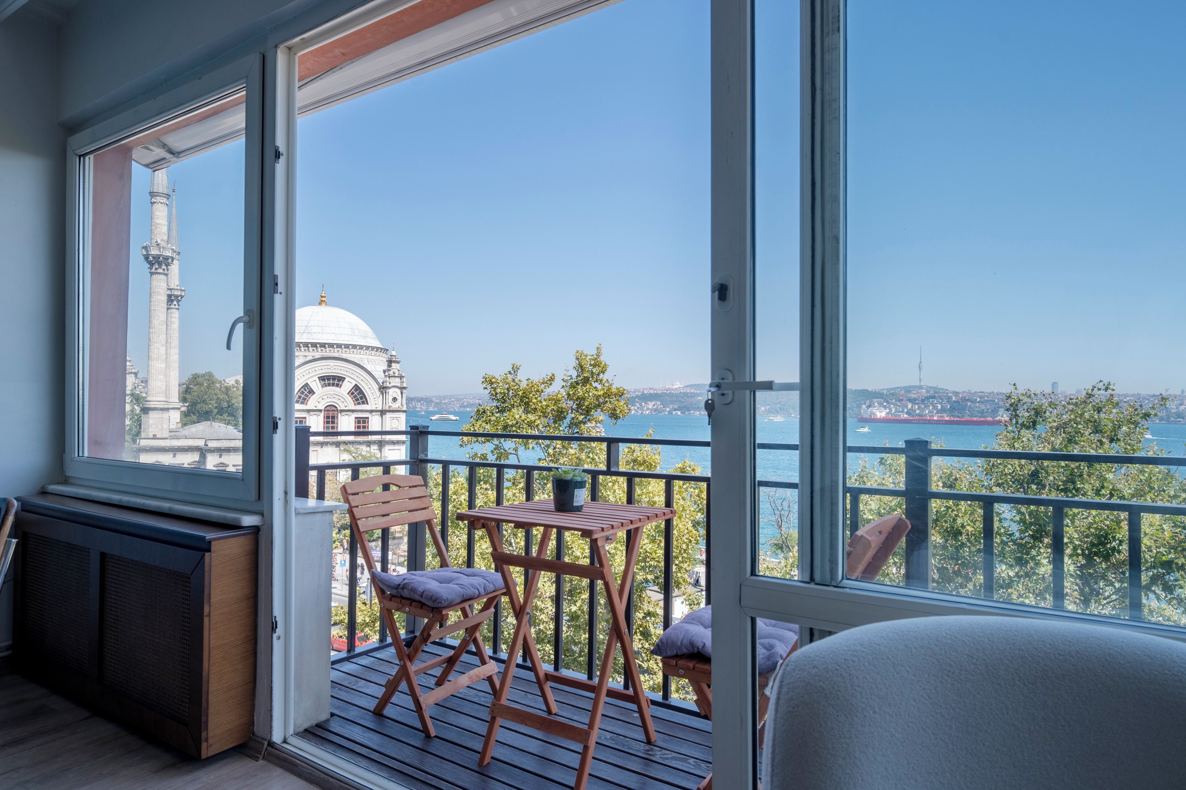 Un balcon donnant sur un bâtiment historique et sur une étendue d’eau.