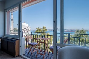 A balcony with a view of a historic building and a body of water. - Bosphorus View with Balcony - 3 Bedrooms 2 Bathrooms (İstanbul)