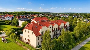 Ein Wohngebiet mit mehreren zweistöckigen Häusern, jeweils mit roten Ziegeldächern und weißen Fassaden.